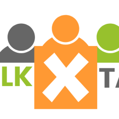 Logo walk X talk. Schrift und drei Figuren in den Farben grau orange grün.